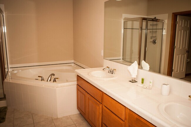 Building Photo - 4 Bedroom Townhome in South Richland