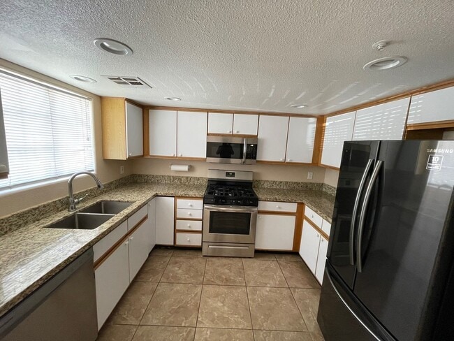 Building Photo - Clean 3 Bedroom 2 Bath