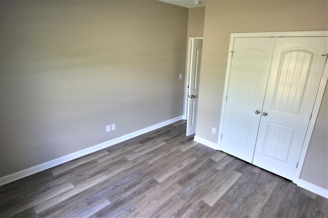 Building Photo - 216 Fern Bank Dr