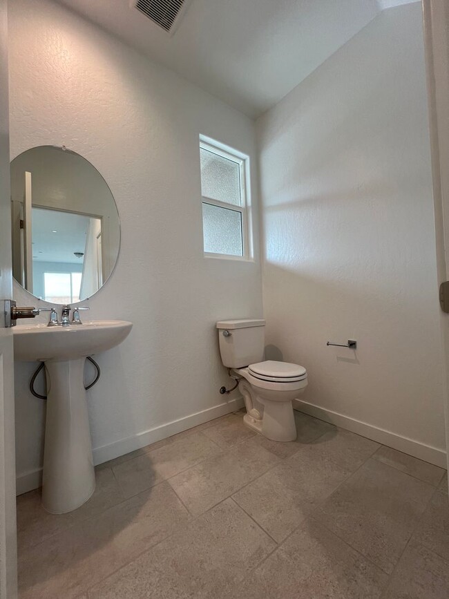 Building Photo - beautiful two-story home in RIVERSTONE