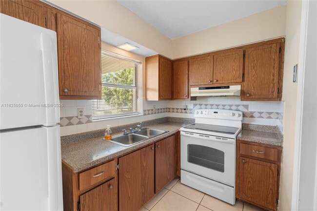 Building Photo - 6712 NW 70th Ct