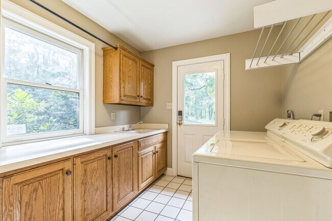 Building Photo - Spacious 5BR House in Pottstown