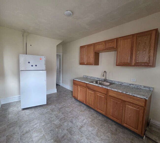 Building Photo - 5 Bedroom House For Rent