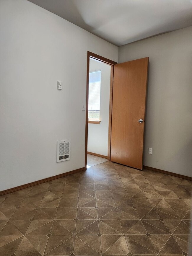 Building Photo - Cozy 3 Bedroom House!!! Ready For New Tena...