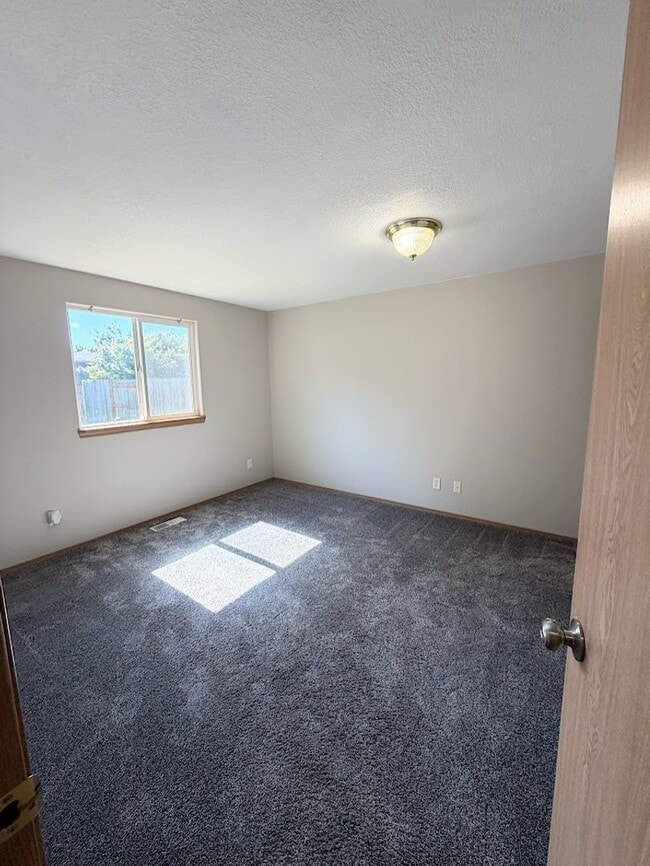 Building Photo - Spacious Keizer Home with Large Fenced Backyard