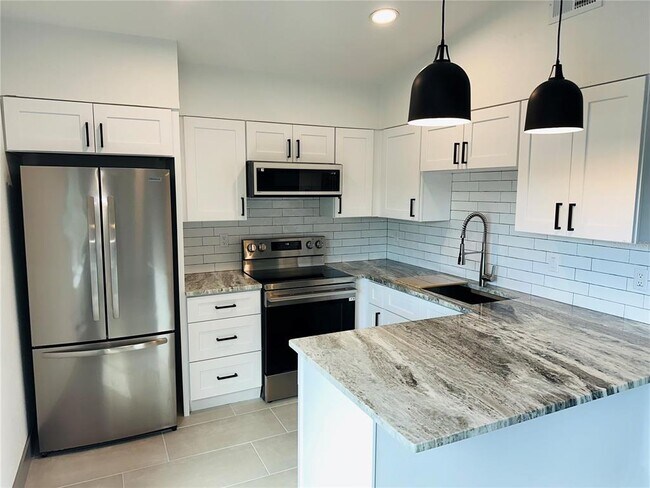 Building Photo - 1304 E Gore St