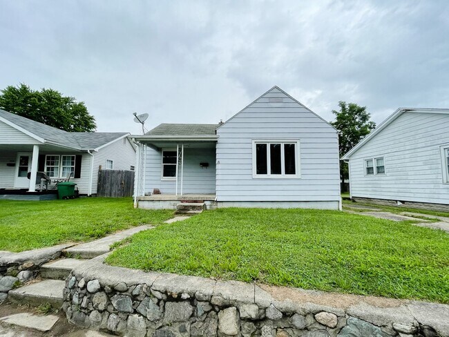 Building Photo - Cozy 2 Bedroom Home! Detached Garage! Large Backyard!