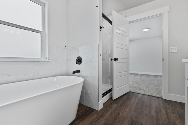 Building Photo - Awesome end unit 3 Bed 2.5 Bath townhome i...