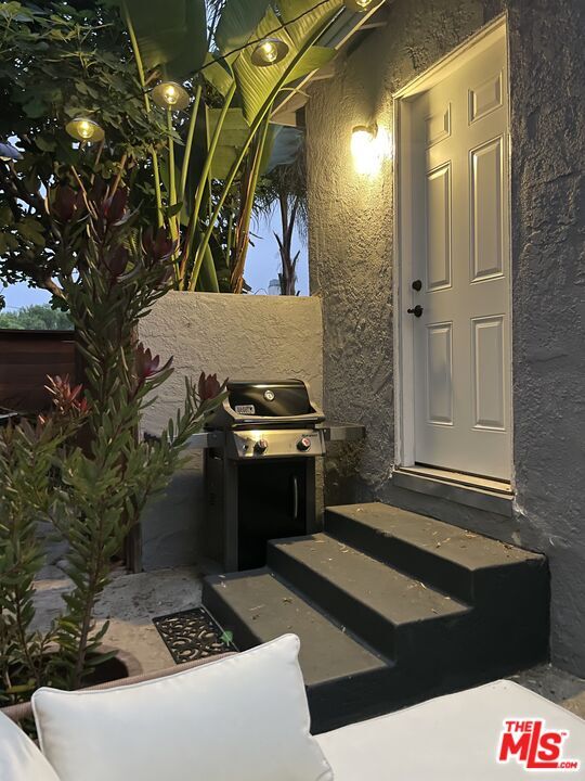 Building Photo - 830 Brooks Ave