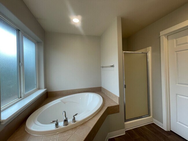 Building Photo - BEAUTIFUL 3 BEDROOM AND 2.5 BATHROOM TOWNHOUSE IN SOUTHWEST REDMOND!