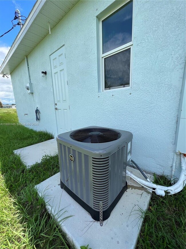 Building Photo - 1060 Capri Cir