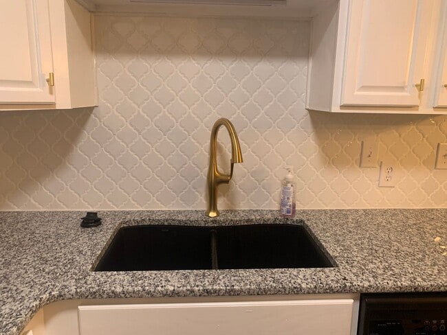 Building Photo - Beautiful updated 3 Bedroom 2 Bathroom Hom...
