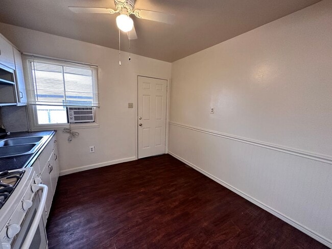 Building Photo - Cute 2 Bedroom Apartment!