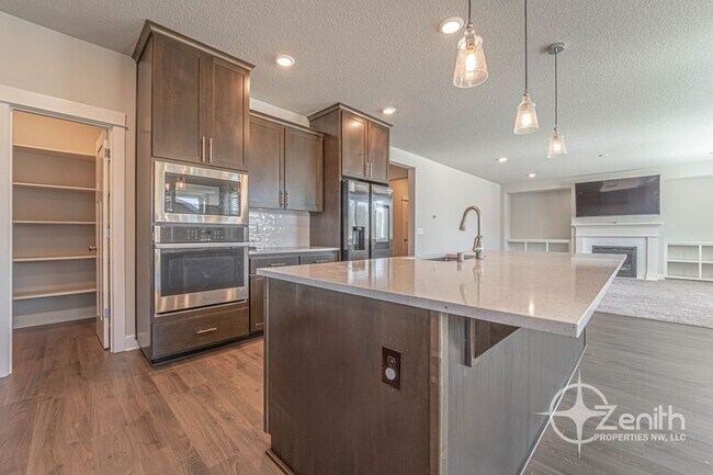 Building Photo - 4837 S 16th Dr