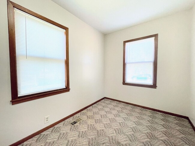 Building Photo - 2 Bedroom Home With Fenced in Yard
