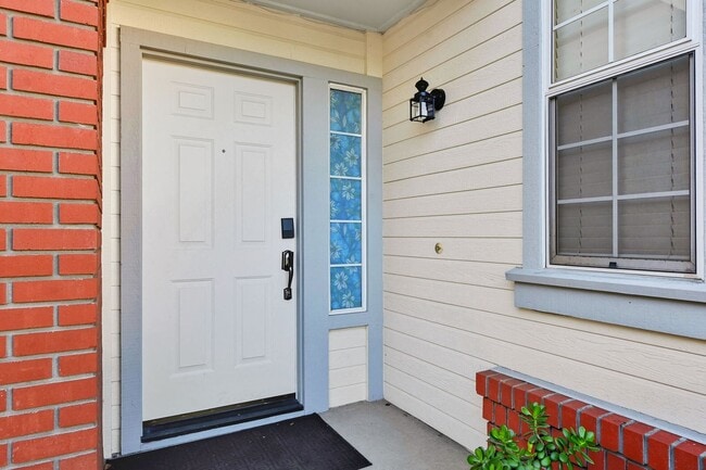 Building Photo - Updated Family Spacious Home w/ Fenced in ...