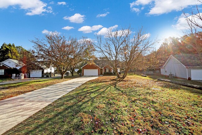 Building Photo - Indian Trail Ranch!