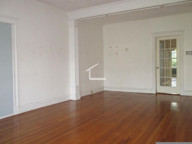 Building Photo - No Brokers Fee, No Security Deposit, Heat ...