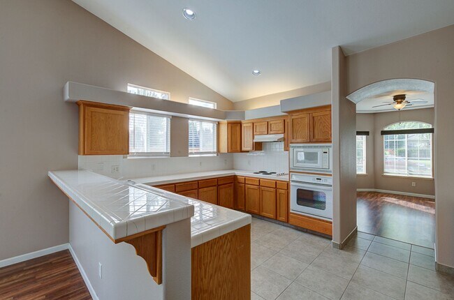 Building Photo - 2898 E Pryor Dr