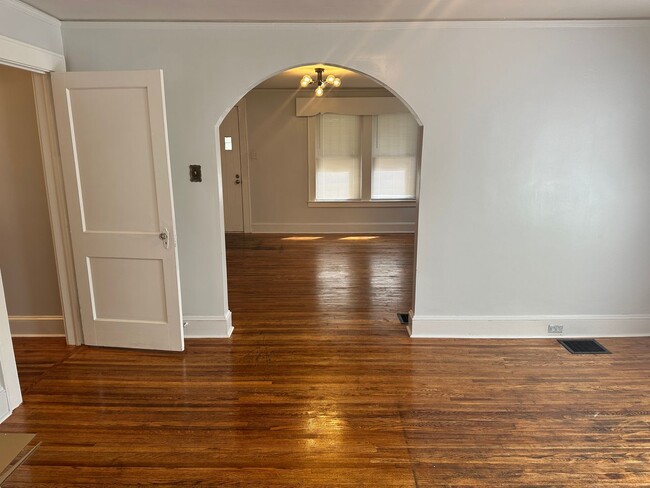 Building Photo - Beautiful Two Bedroom Home in Wesley Heigh...