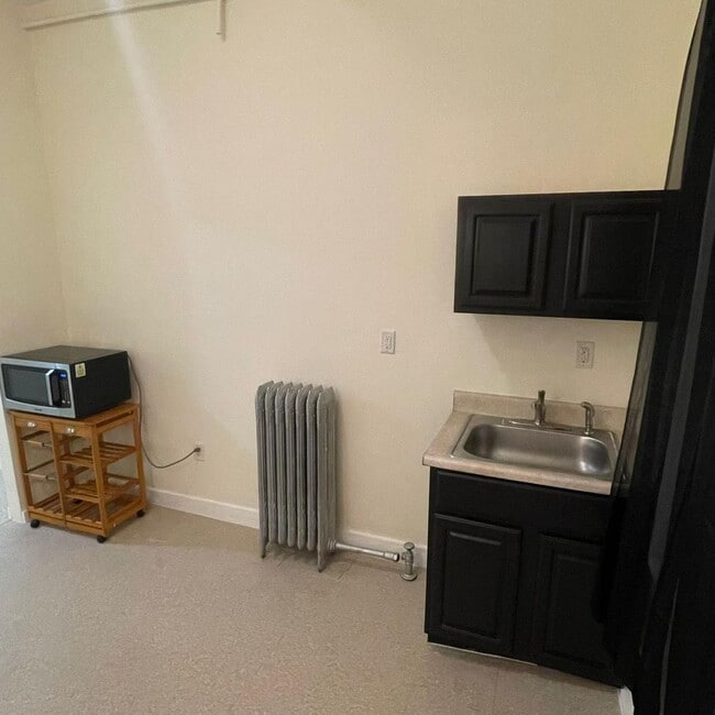 Building Photo - Room available in rooming house - Brockton