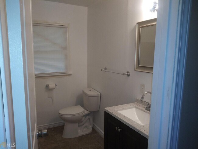 Building Photo - 2304 Swallow Cir SE
