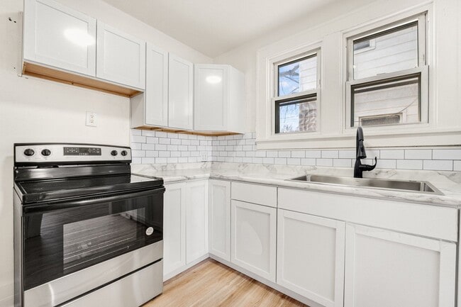 Building Photo - New 3 bedroom listing! RENT SPECIAL HALF OFF FIRST MONTH!