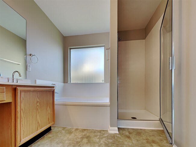 Building Photo - 4002 Old Pine Grove Dr