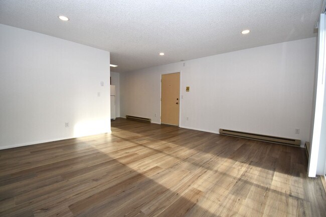 Building Photo - Great centrally located 2nd floor, 2 Bedroom 1 Bathroom apartment!
