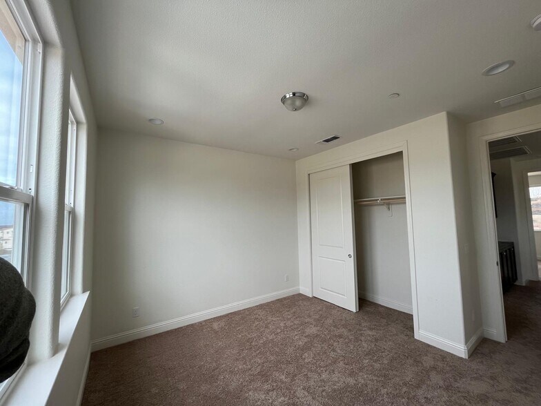 Building Photo - 499 Russell Way