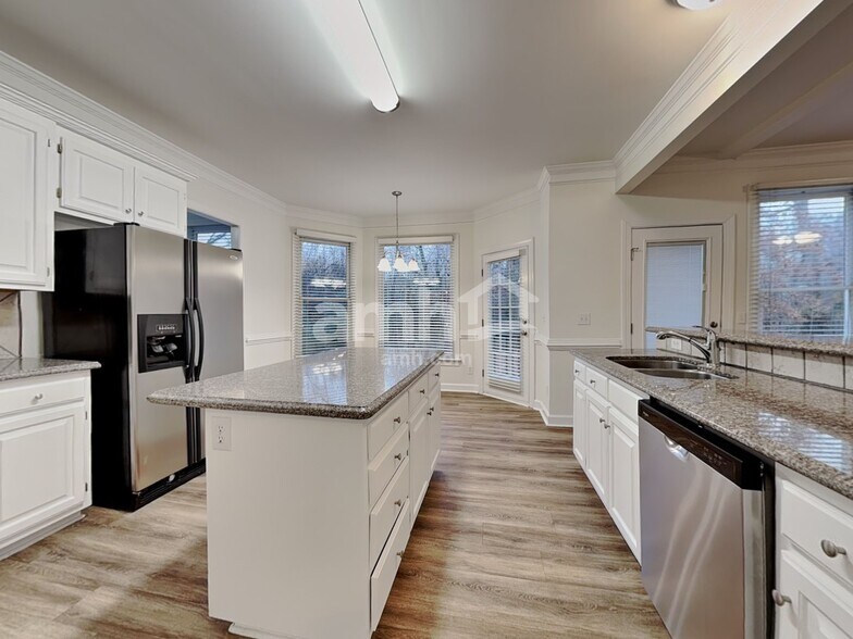 Building Photo - 8401 Forest Shadow Cir