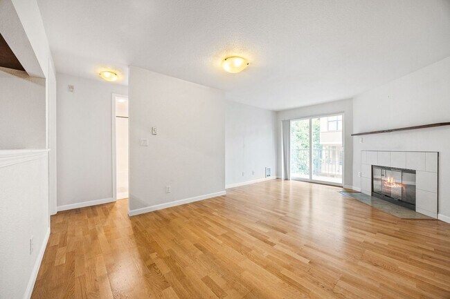 Building Photo - Location, Location!! 2-bedroom Condo in Ma...