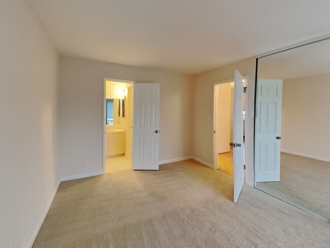 Building Photo - Upstairs Corner Unit 2/1.5 Condo Available Now!