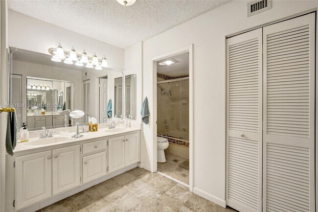 Building Photo - 2814 N 46th Ave