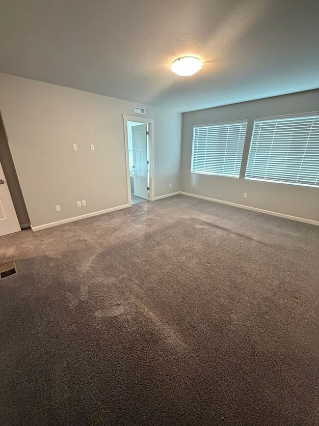 Building Photo - Must See Large Home in HOA Neighborhood!