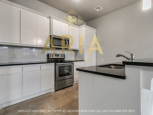 Building Photo - West Norman Urban Contemporary 3 Bed/2.5 Bath West Main Lofts Townhome Available Now!