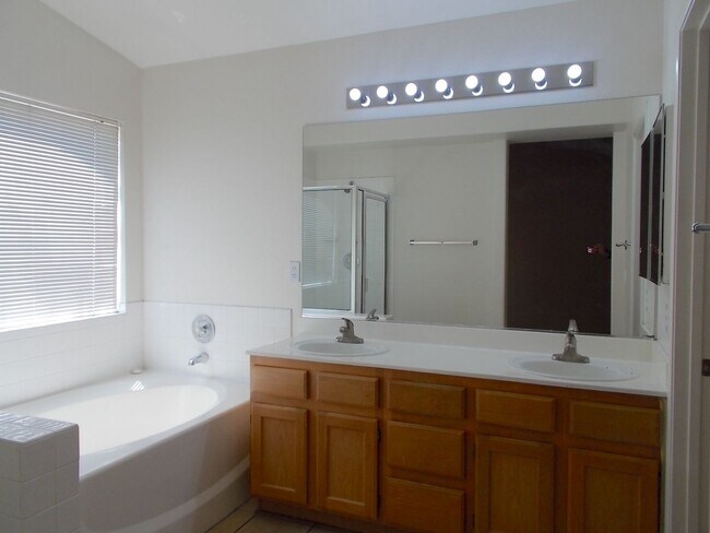 Building Photo - “Stunning 3-Bedroom Home with New Stainles...