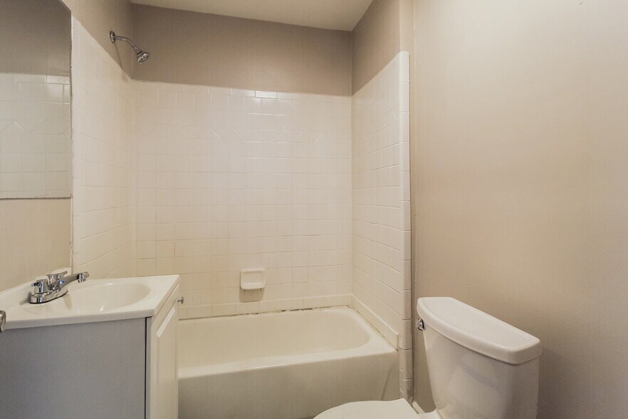 Building Photo - 1135 Clark St