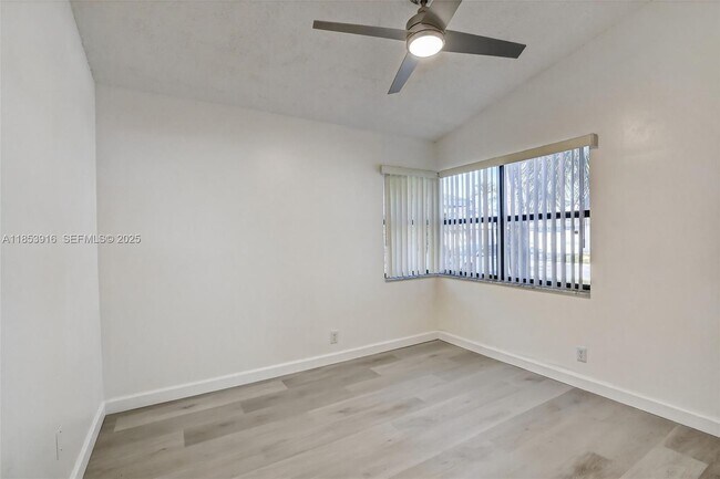 Building Photo - 581 Lakeside Cir