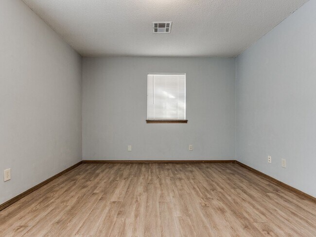 Building Photo - 3 Bed 2 Bath 2 Car Garage in Shawnee!