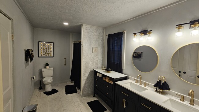 Building Photo - 715 Sabine St