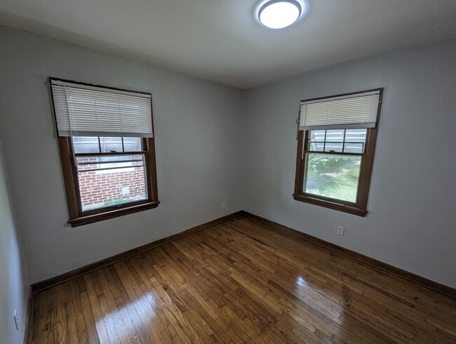 Building Photo - Welcome to Your Charming New Home on Minnie Avenue!