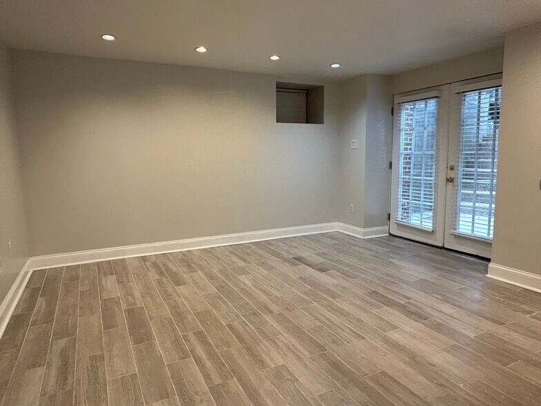 Living room - 707 College Ave