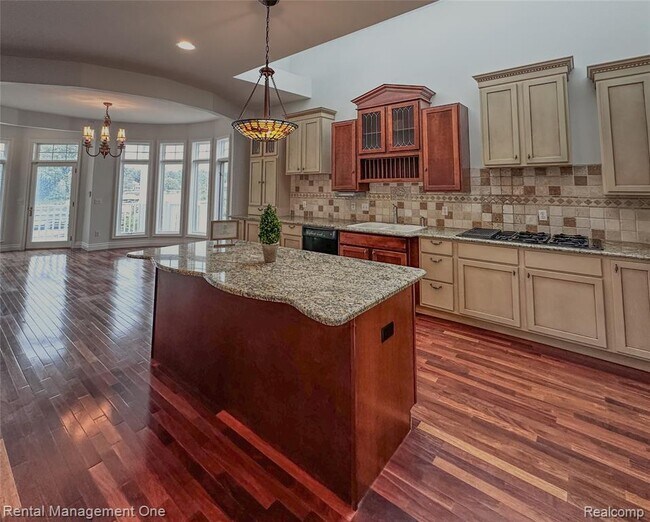 Building Photo - 5742 Putnam Dr