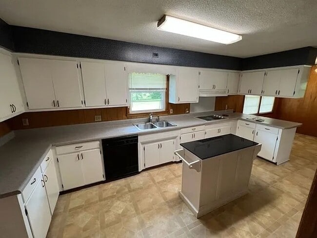 Building Photo - 3609 Sherwood Dr