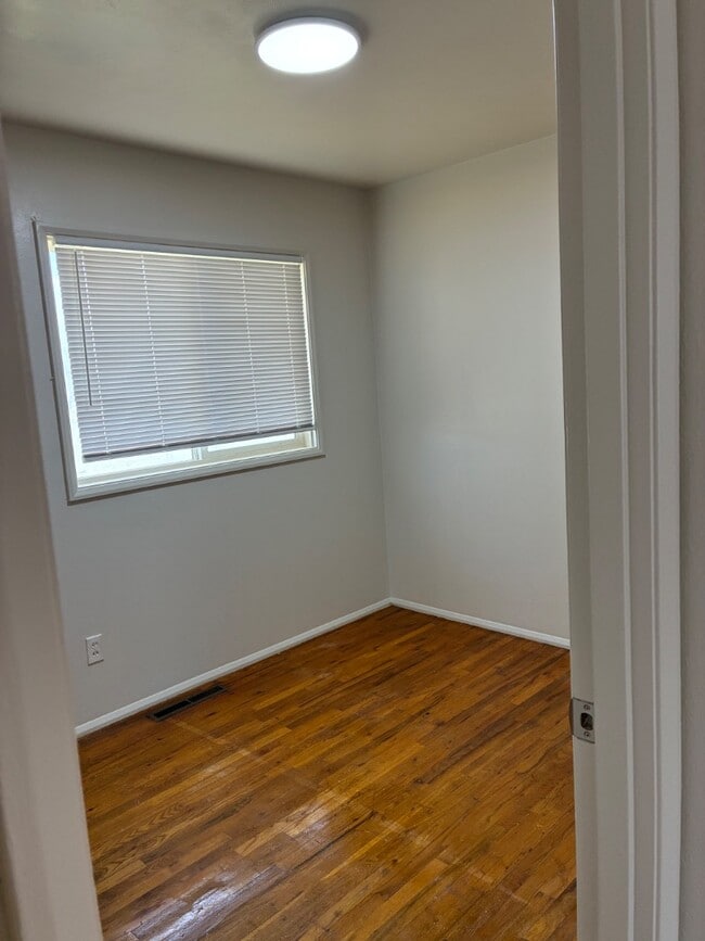 Building Photo - 658 Oriental Ave