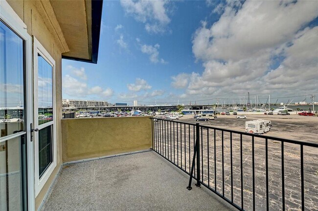 Building Photo - 921 Marine Dr