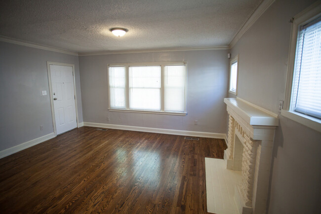 Building Photo - 2/1.5 Near Downtown! Feel Right At Home!