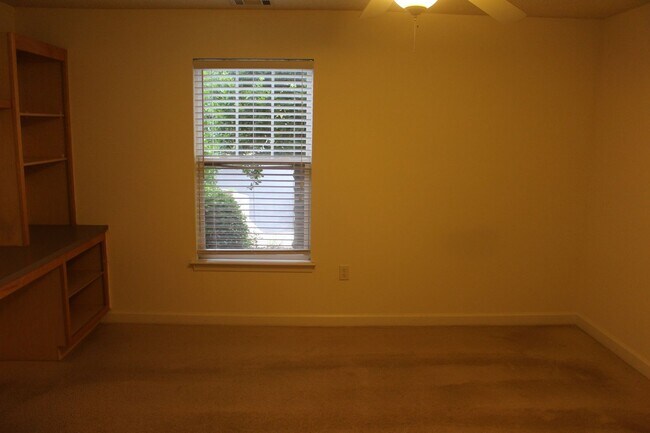 Building Photo - 611 Harts Cove Way