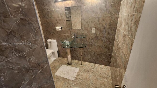 Building Photo - 1301 NE Miami Gardens Dr
